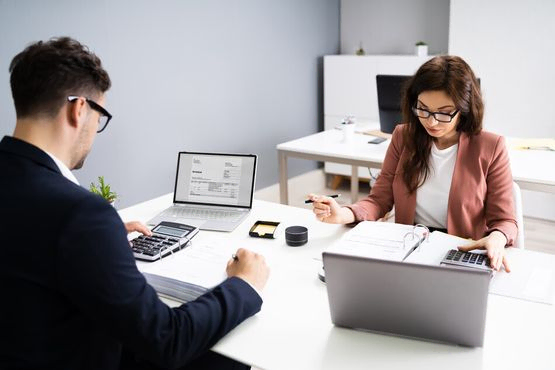 dos personas jóvenes trabajando en despacho